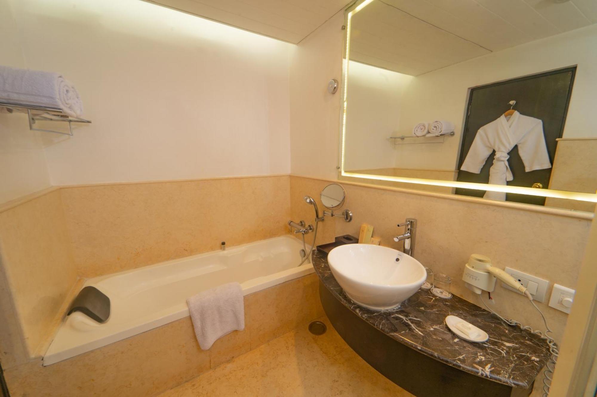 Suite bathtub Couple only No Stag & Children allowed,1521514300:JPEG